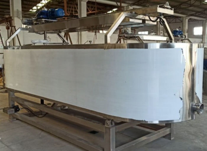 公司新增奶酪制作設(shè)備—不銹鋼奶酪槽、奶油摔打機(jī)